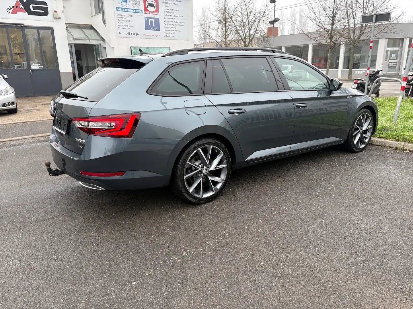 Skoda Superb Kombi 2.0 TDI 4x4 Sportline DSG*Xenon*AHK Grau - 2