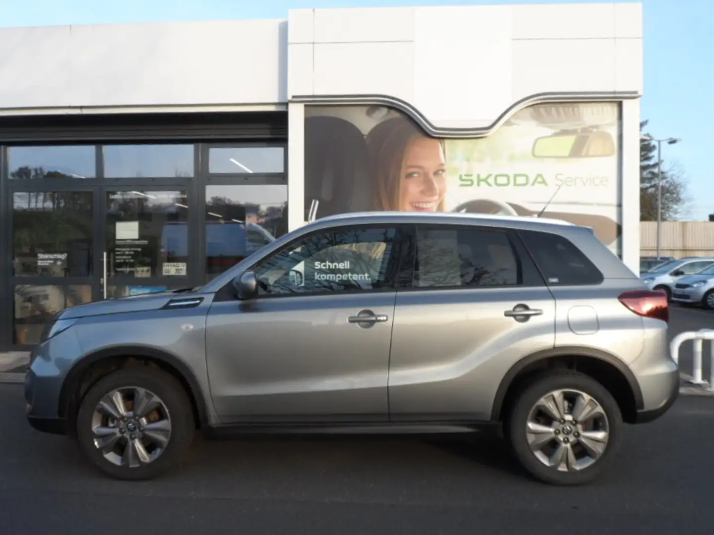 Suzuki Vitara 1.5 Comfort 4x4 AGS Hybrid 85 kW Grau - 2