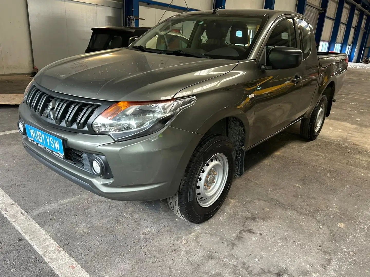 Mitsubishi L200 Basis Club Cab 4WD - 1