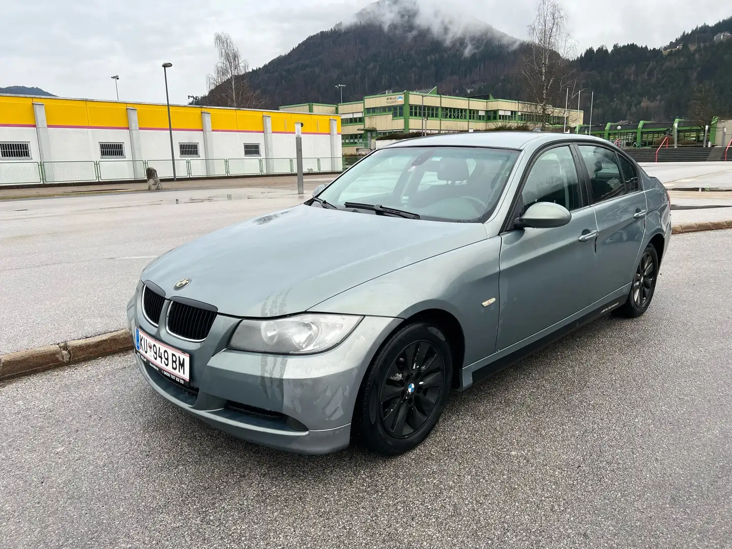 BMW 318 318d Grau - 1