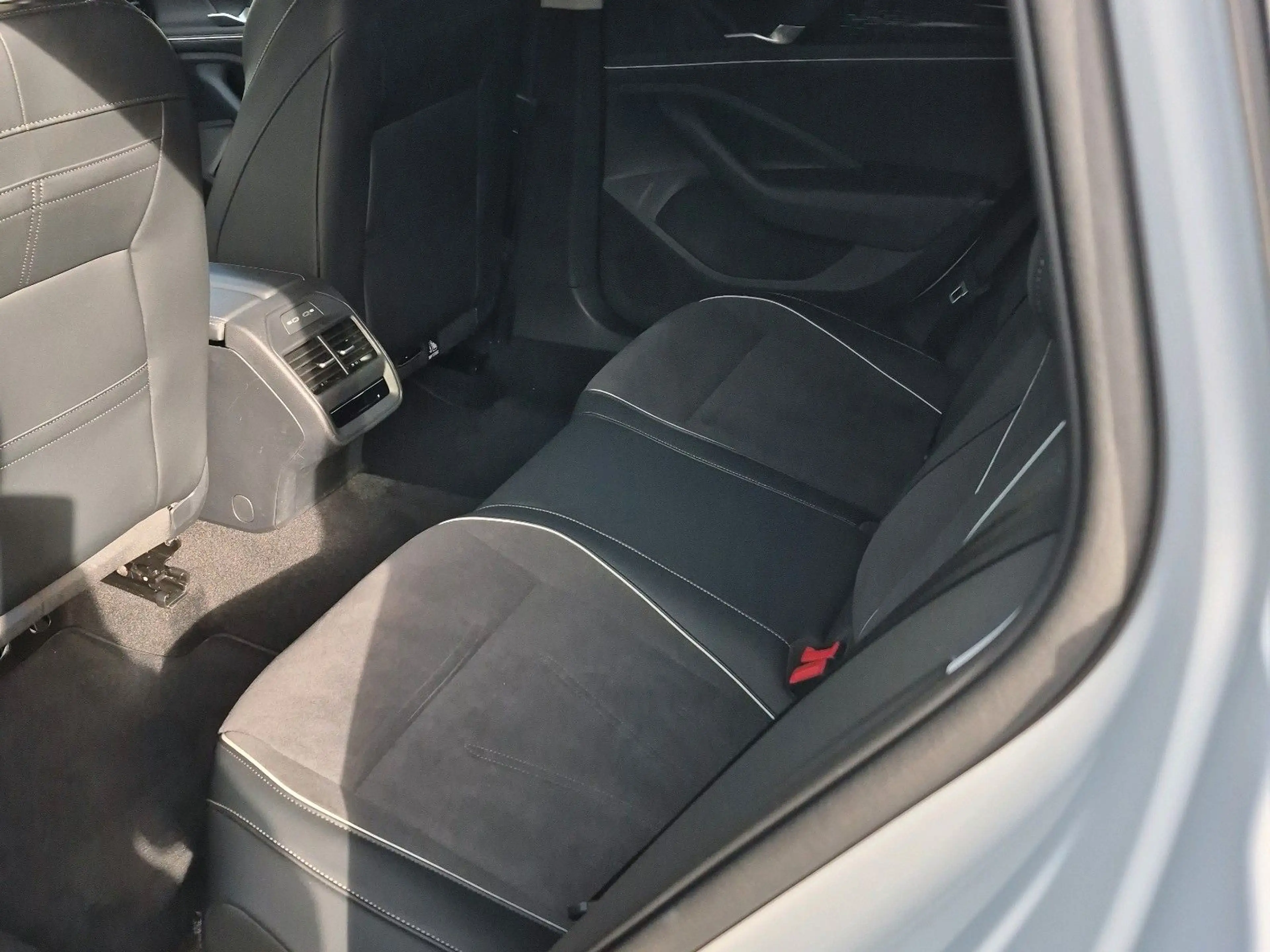 Volkswagen Passat Variant 2.0 TDI Elegance Navi AHK DCC ACC — photo 6