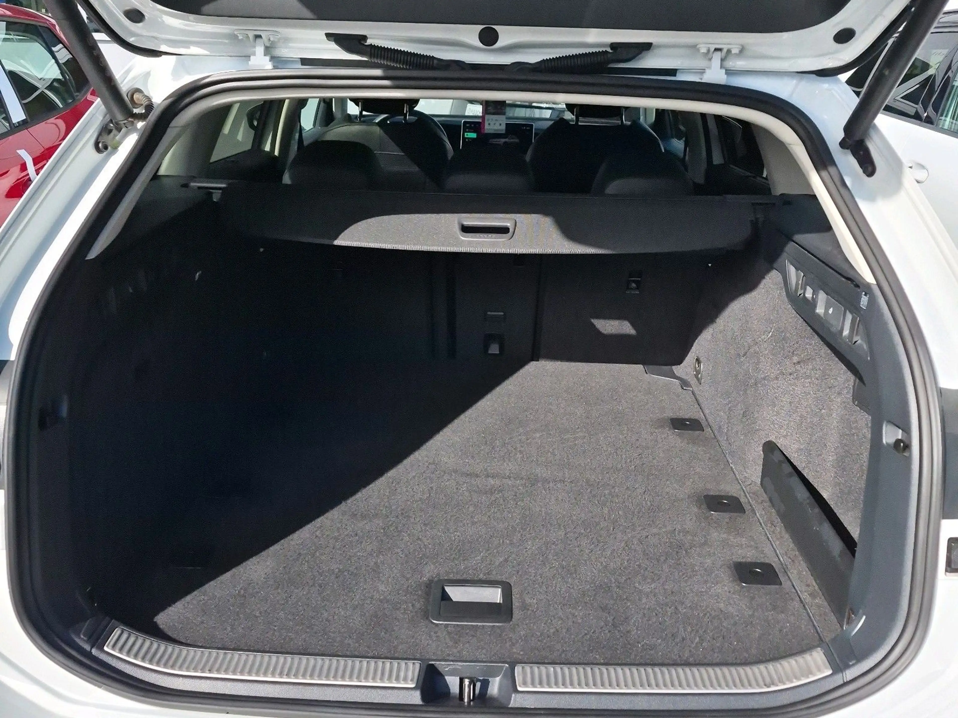 Volkswagen Passat Variant 2.0 TDI Elegance Navi AHK DCC ACC — photo 7