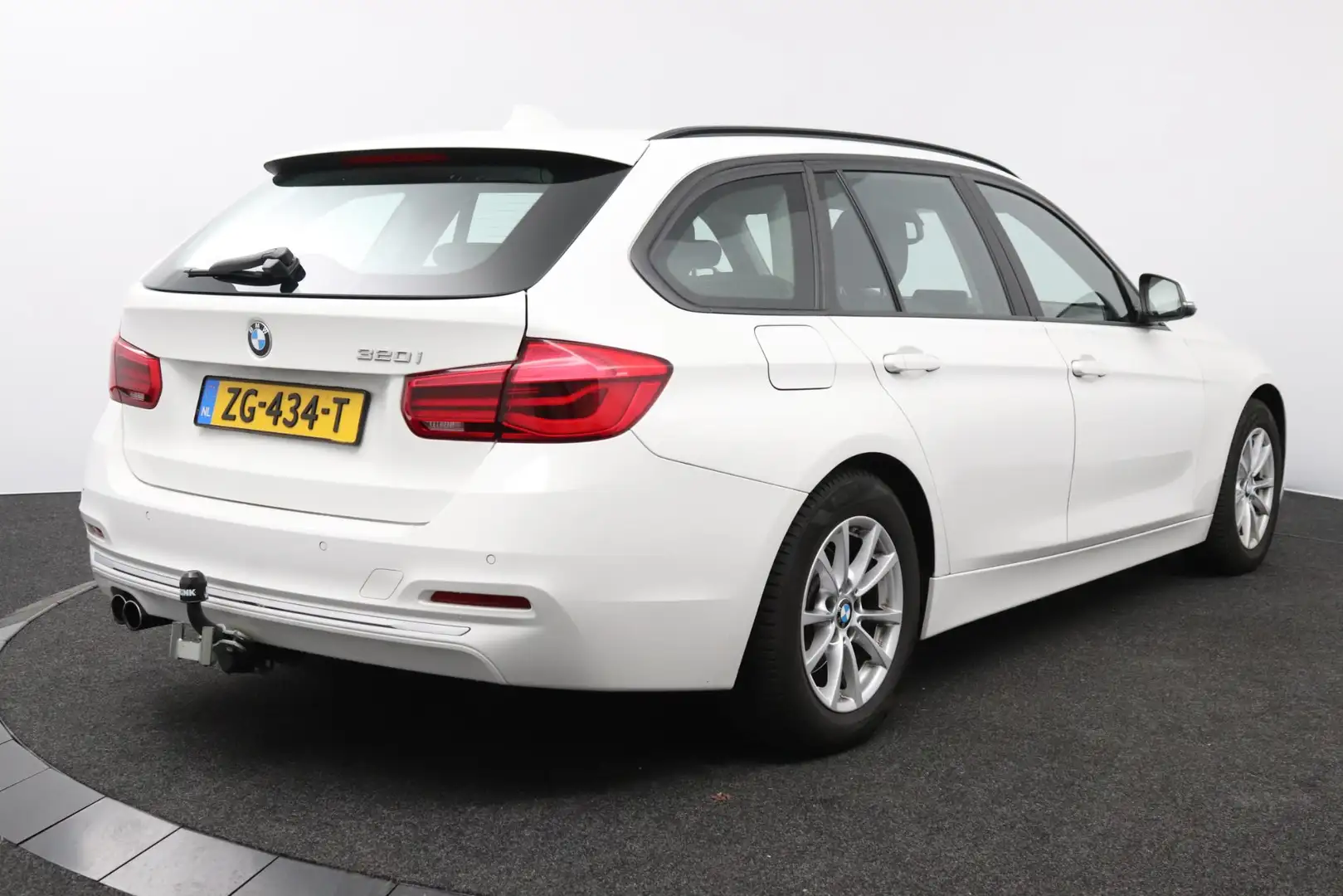 BMW 320 3-serie Touring 320i Executive | 184 PK | Automaat Wit - 2
