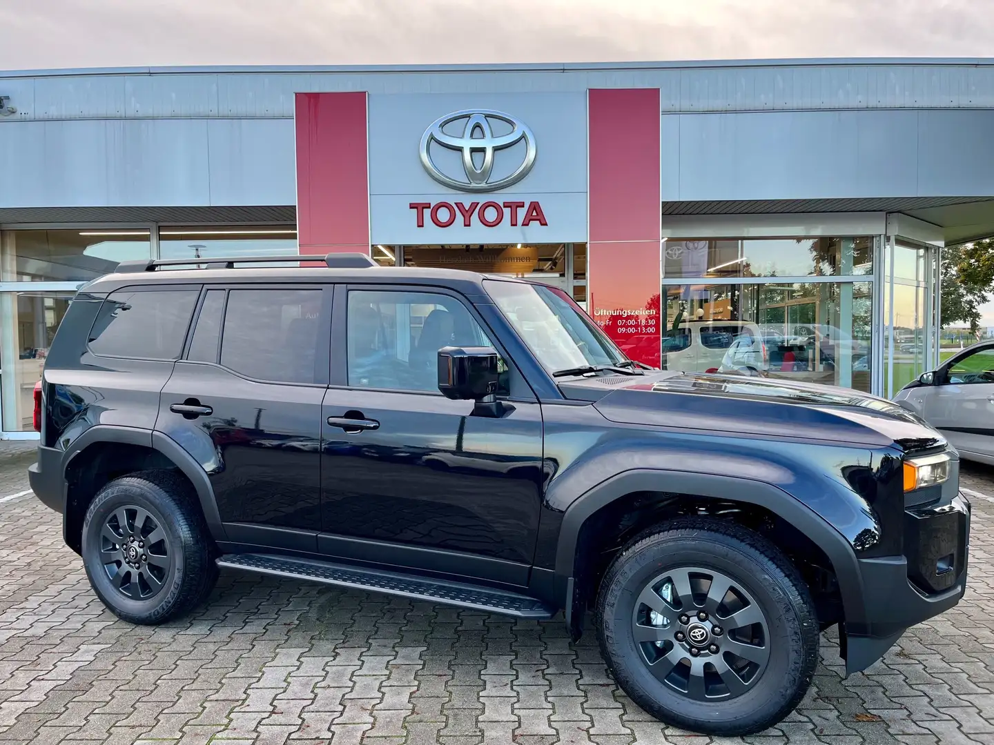 Toyota Land Cruiser Land Cruiser 2,8 D-4D 150kW AWD Executive J25 Schwarz - 1