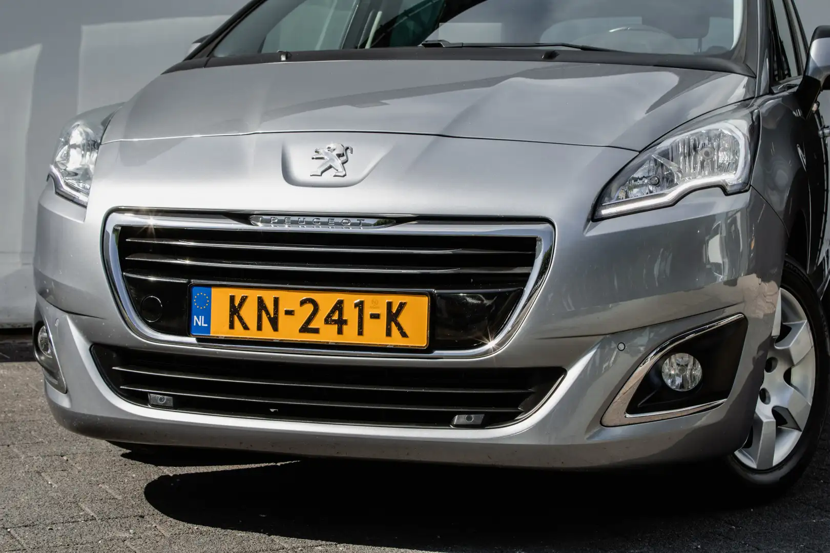 Peugeot 5008 1.2 PureTech Style 5p. Full map navigatie/ Cruise Grijs - 2