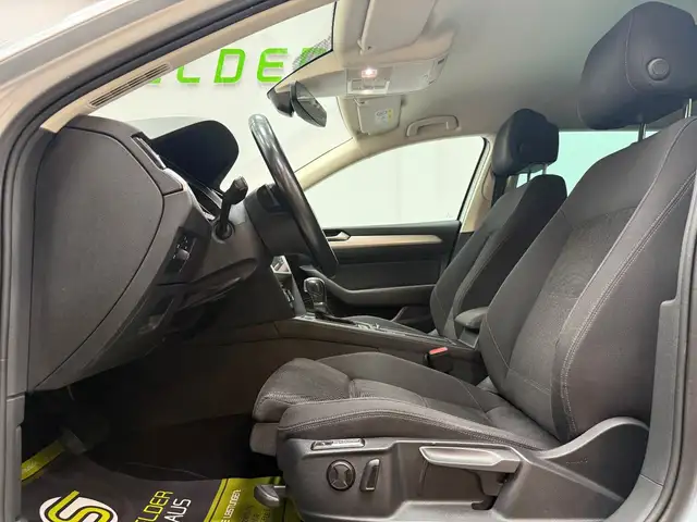 Volkswagen Passat view 11