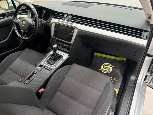 Volkswagen Passat view 10