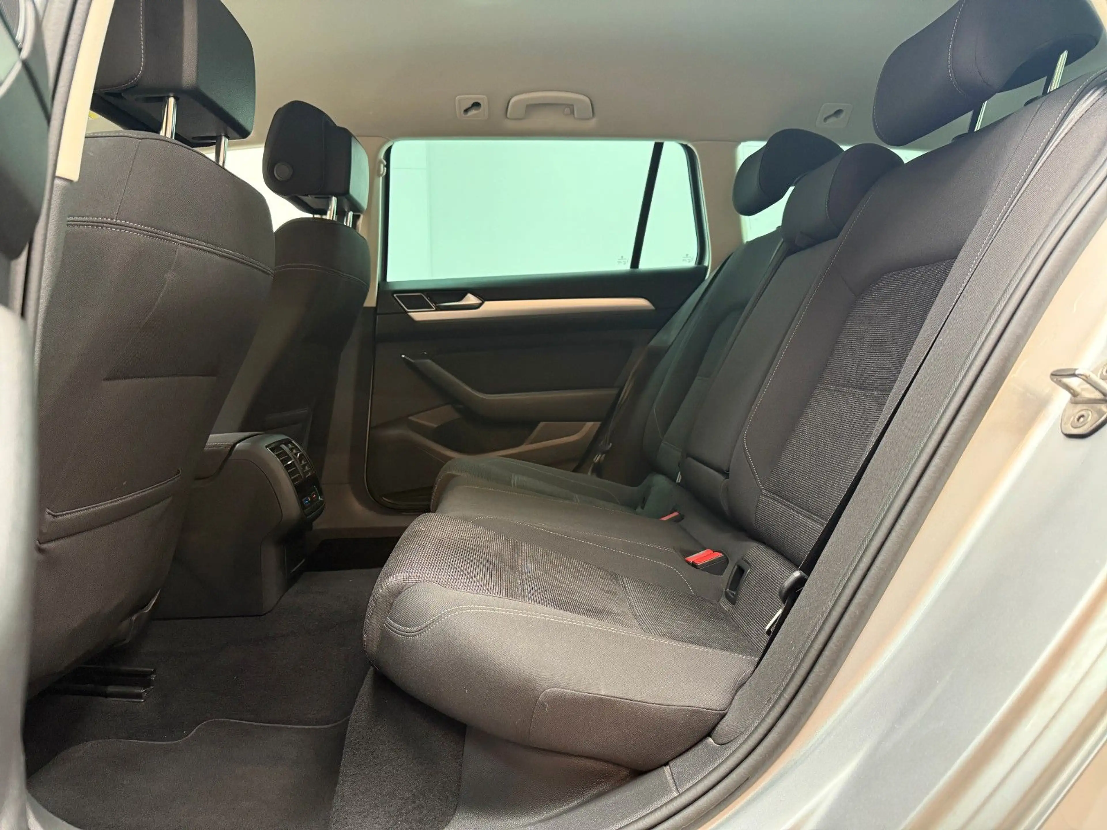 Volkswagen Passat Variant 2.0 TDI BMT / MASSAGE / SHZ / ACC — photo 13