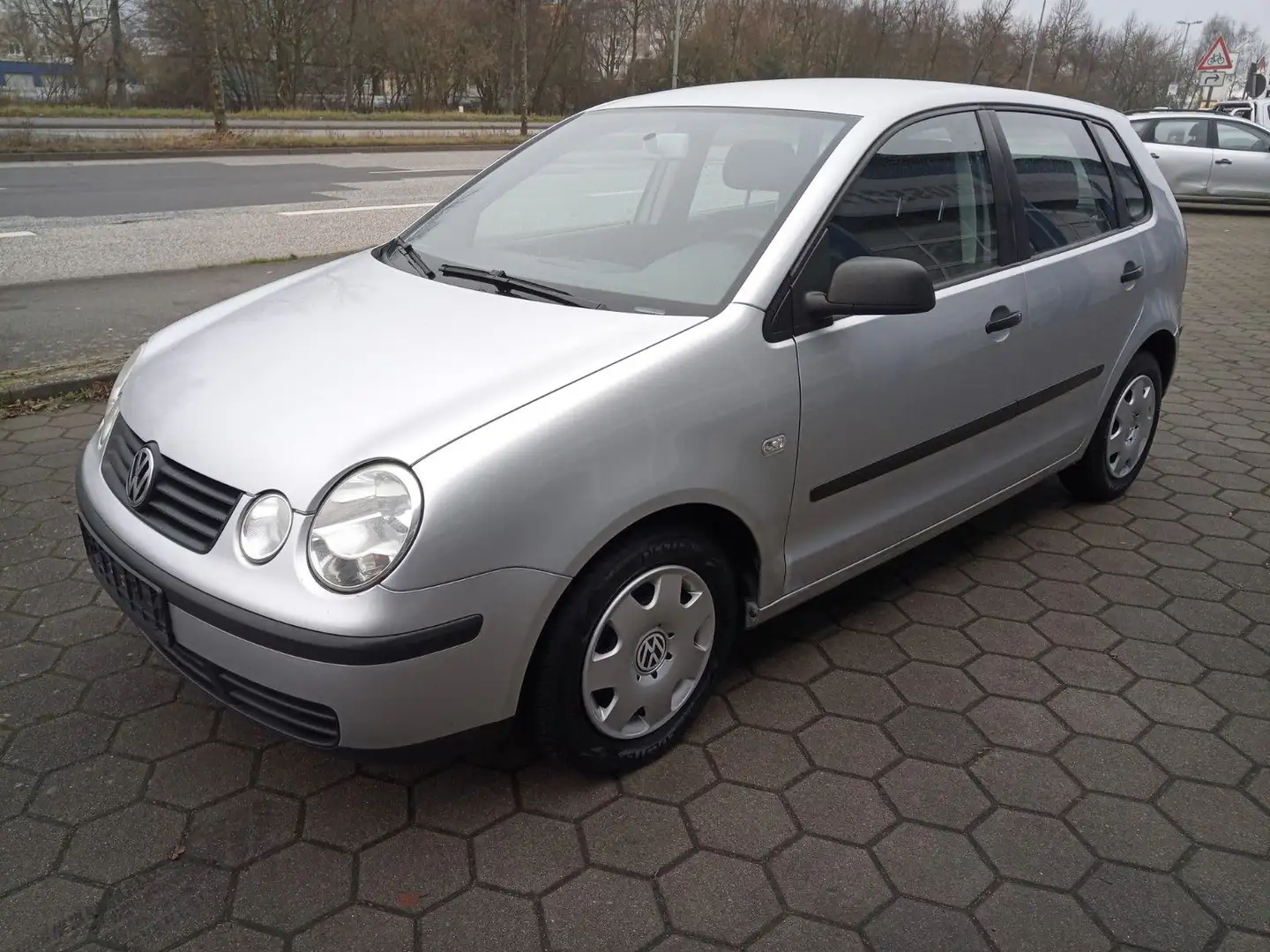 Volkswagen Polo IV Basis/5 türig/AHK/HU neu Silber - 2