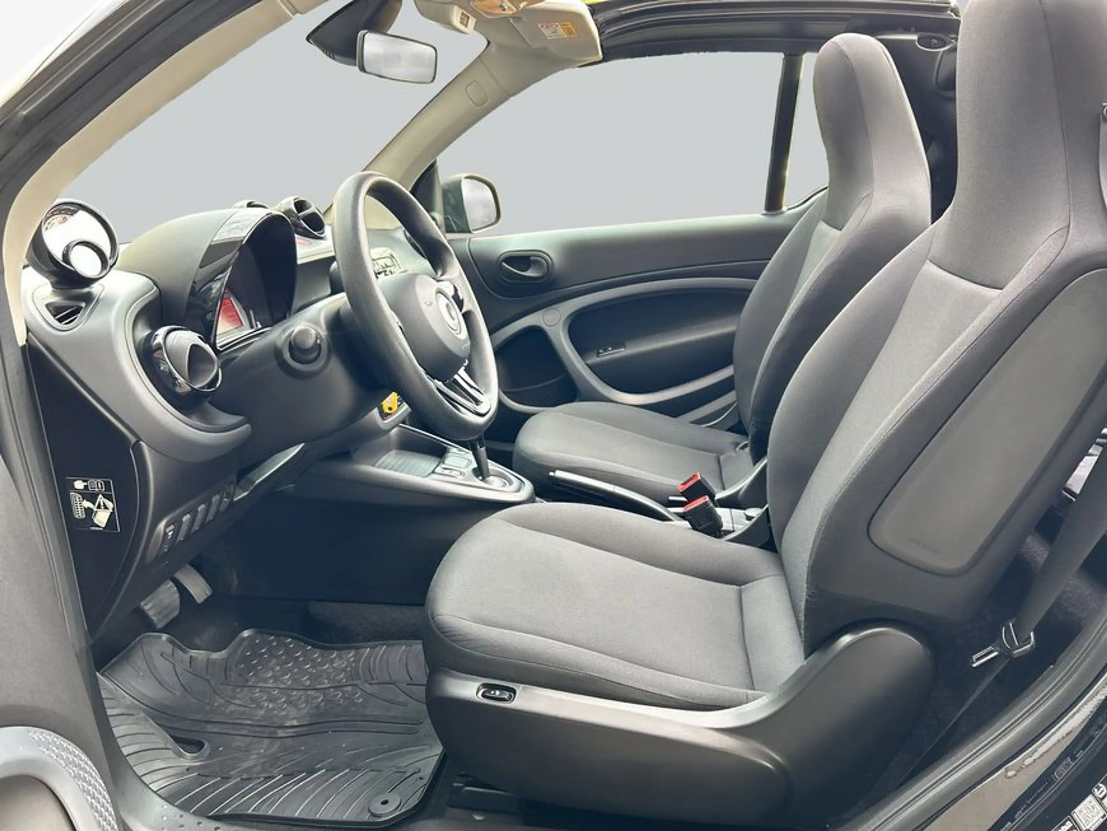 smart forTwo Fortwo Cabrio EQ — photo 10