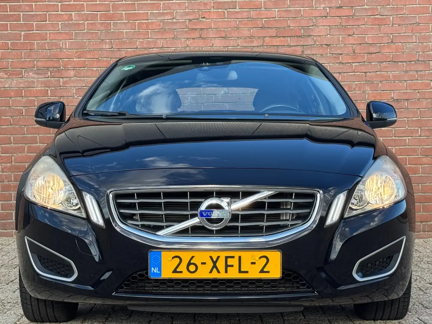 Volvo V60 1.6 T3 Momentum | NL-AUTO! | NAVI! | CRUISE! Schwarz - 2