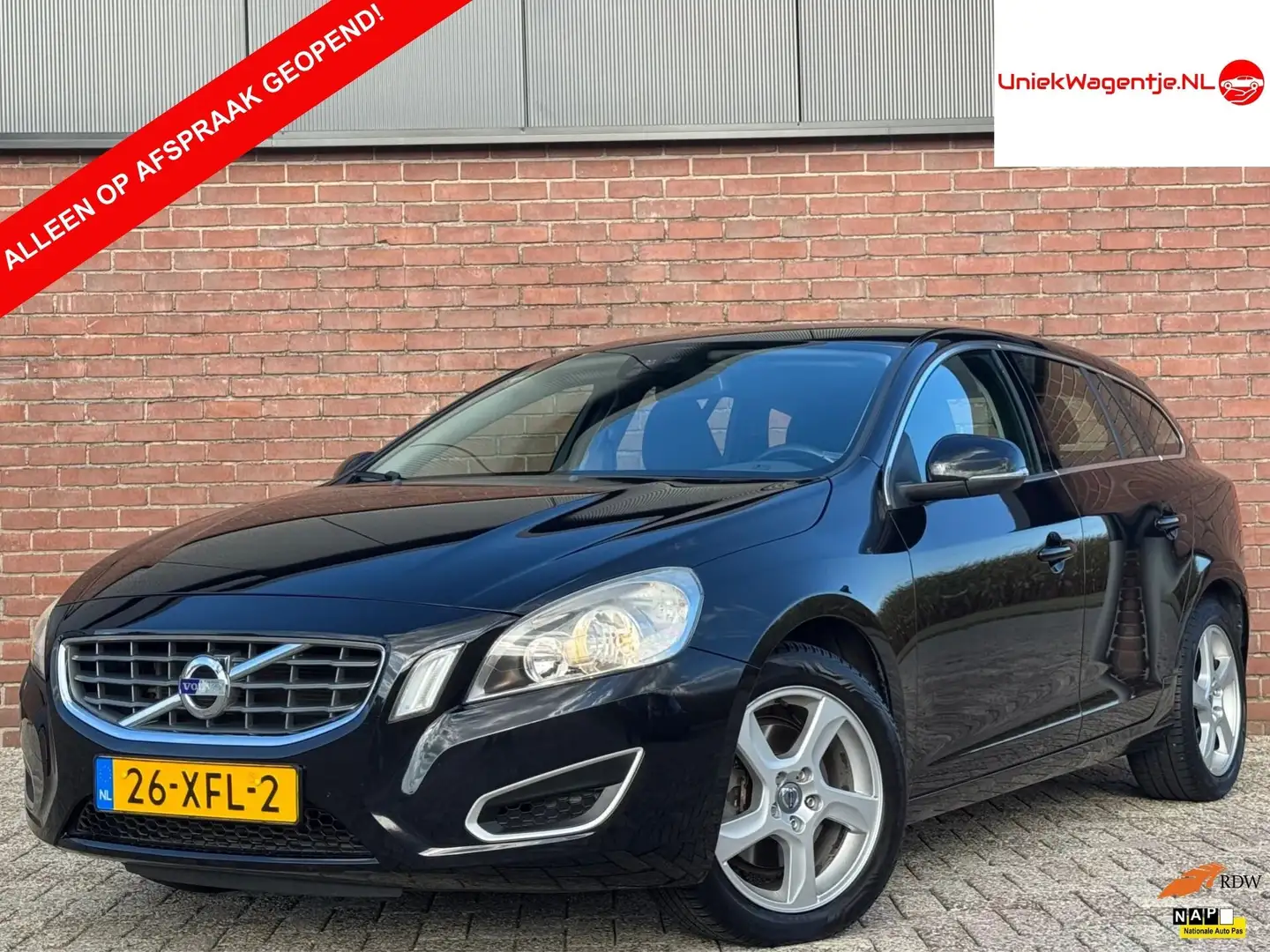 Volvo V60 1.6 T3 Momentum | NL-AUTO! | NAVI! | CRUISE! Schwarz - 1