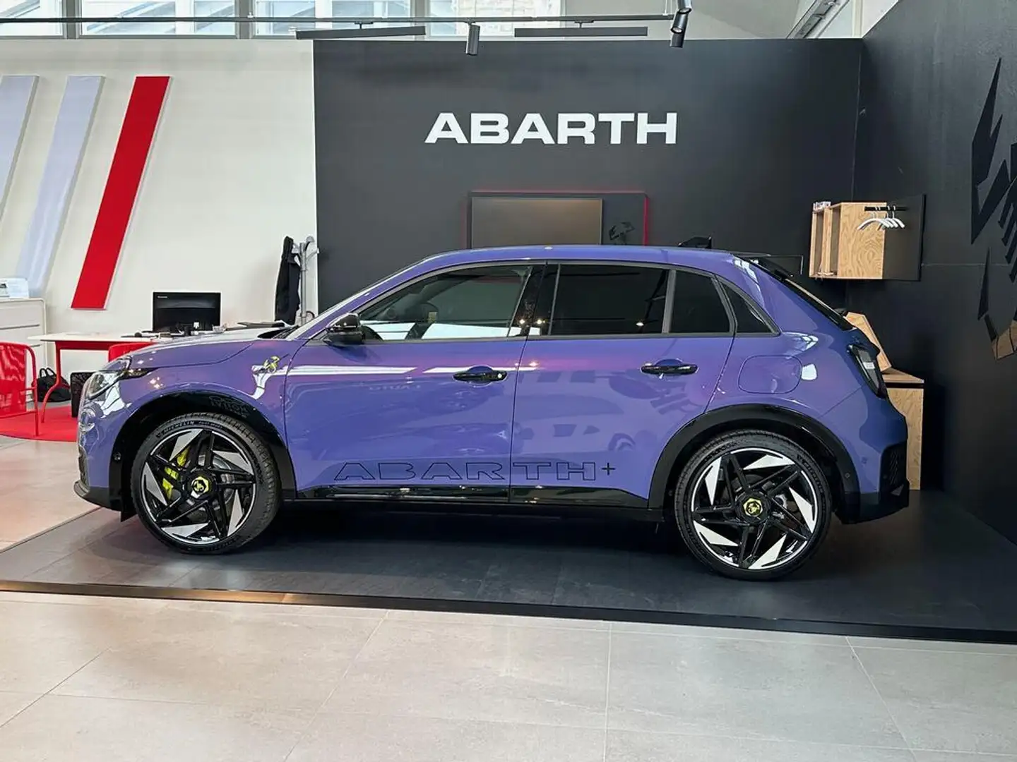 Abarth 600e 54kWh Scorpionissima 280cv Lilla - 2