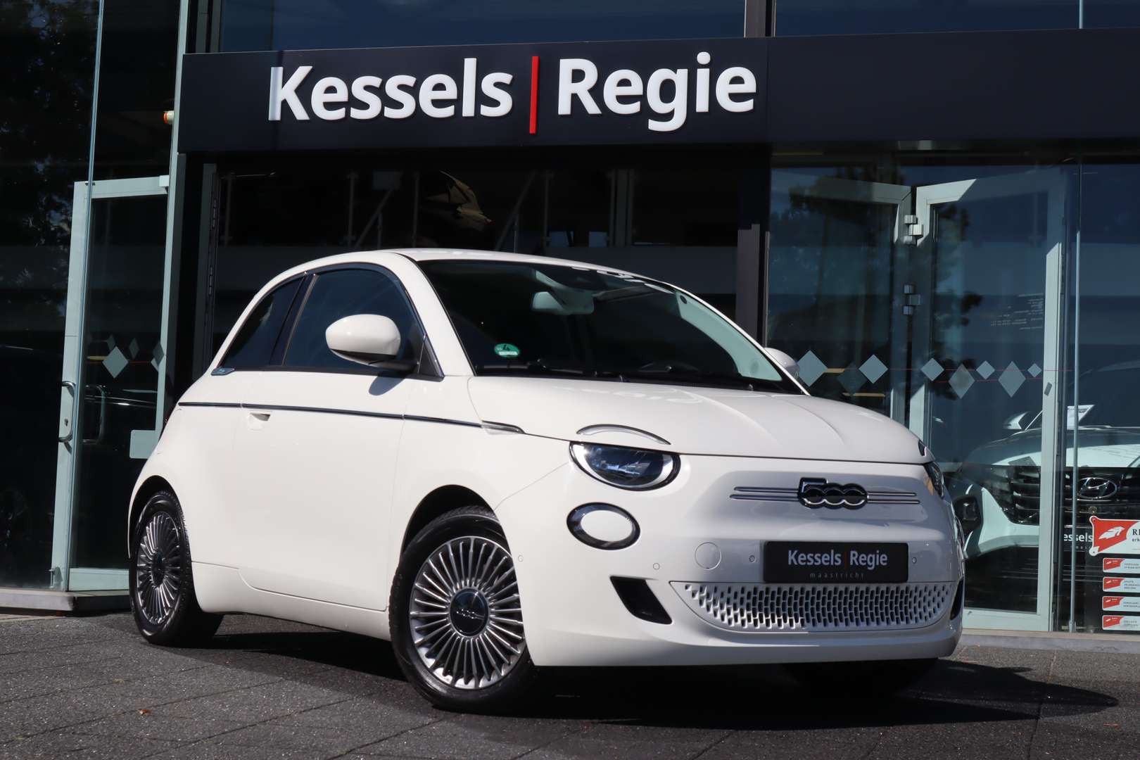 Fiat 500 nuo 335 €/ mėn Elektra 2023m. Hečbekas Automatinė