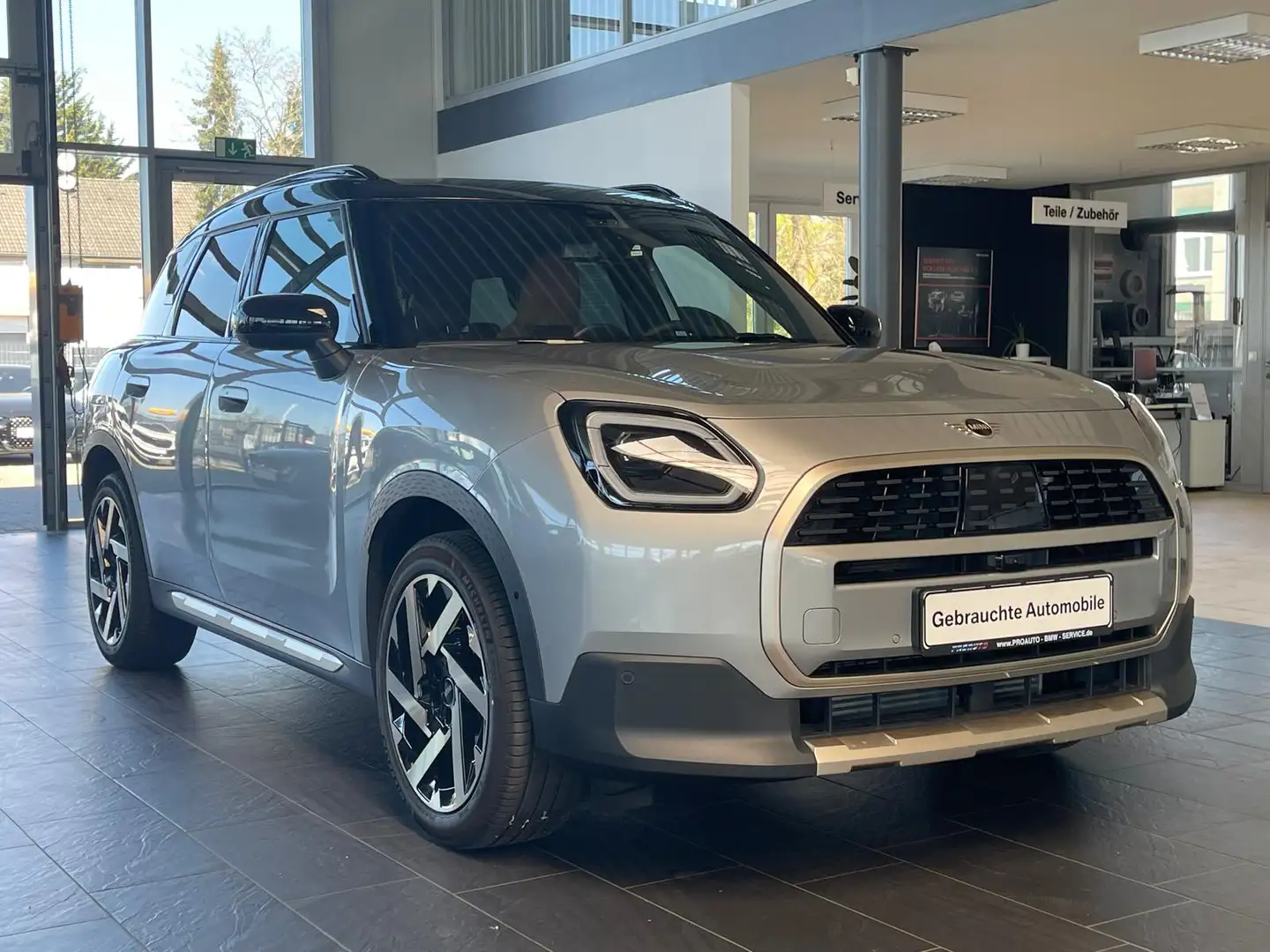 MINI Cooper C Countryman C Favoured Trim Paket XL / 19 Zoll Stříbrná - 2