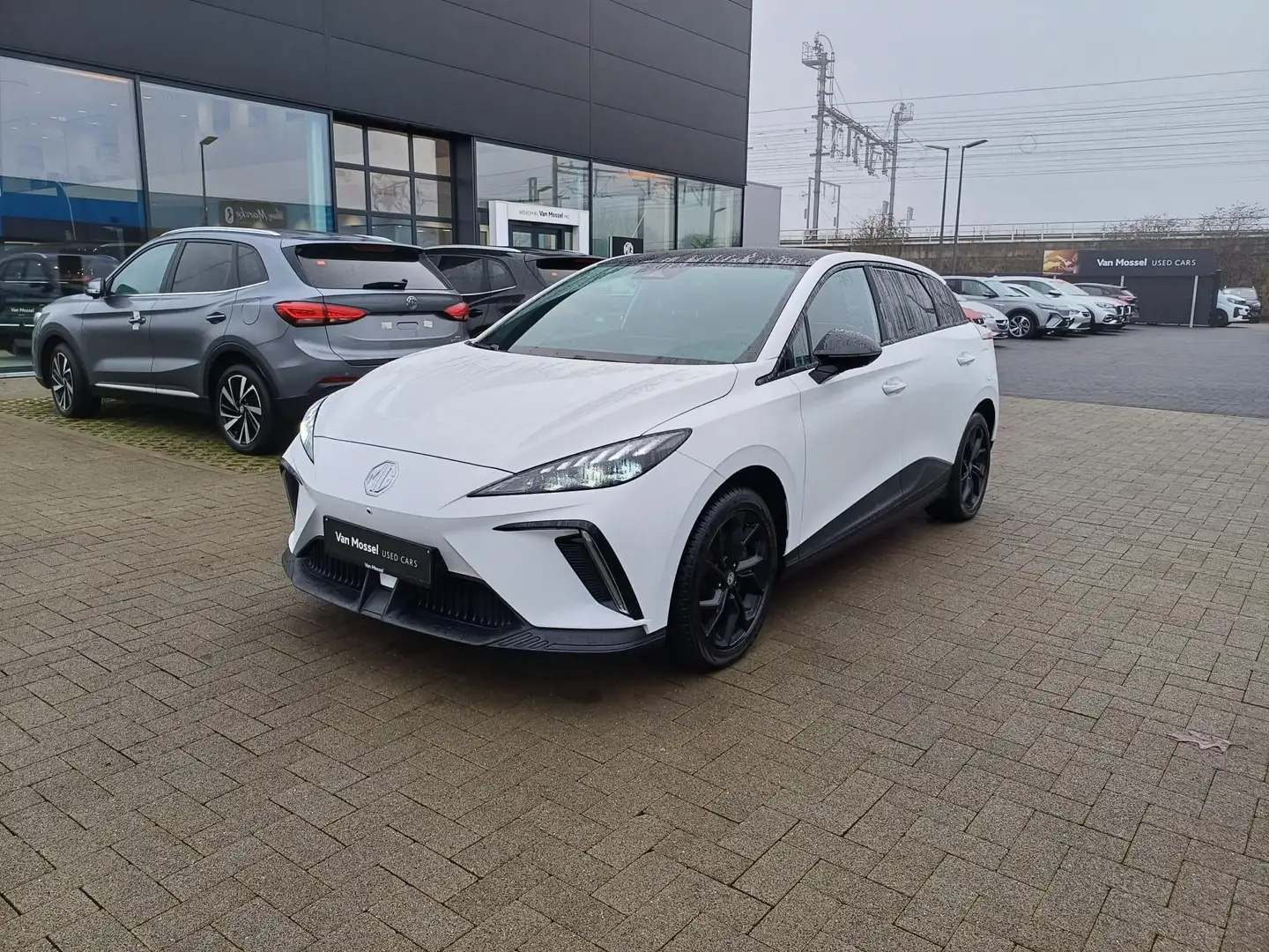 MG MG4 Electric Luxury - 64kWh - 435km + Set zomer banden Blanc - 2