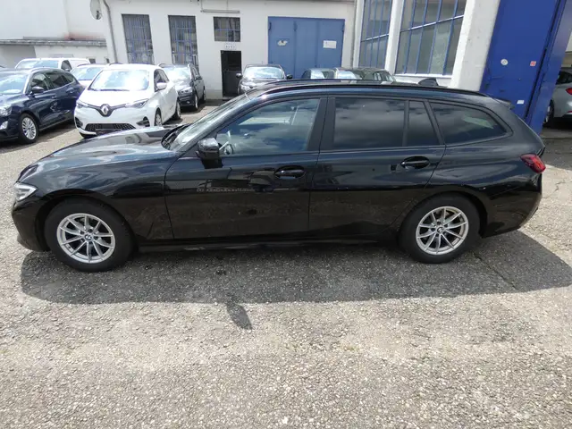 BMW 3 Series view 4