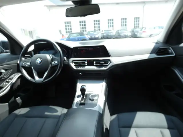BMW 3 Series view 11