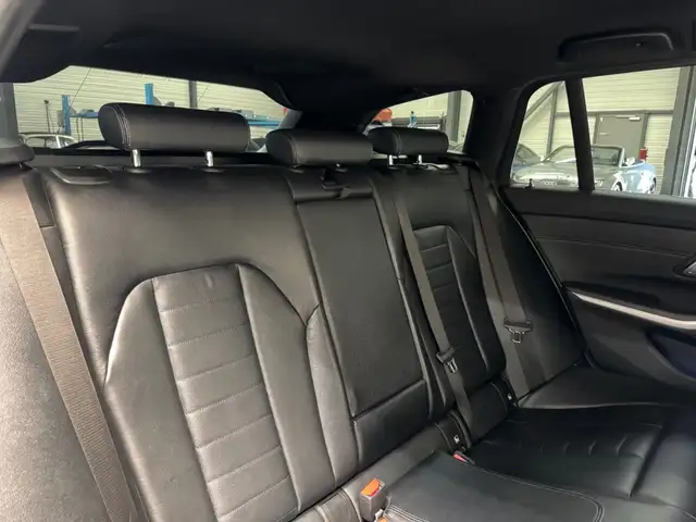 BMW 3 Series view 14