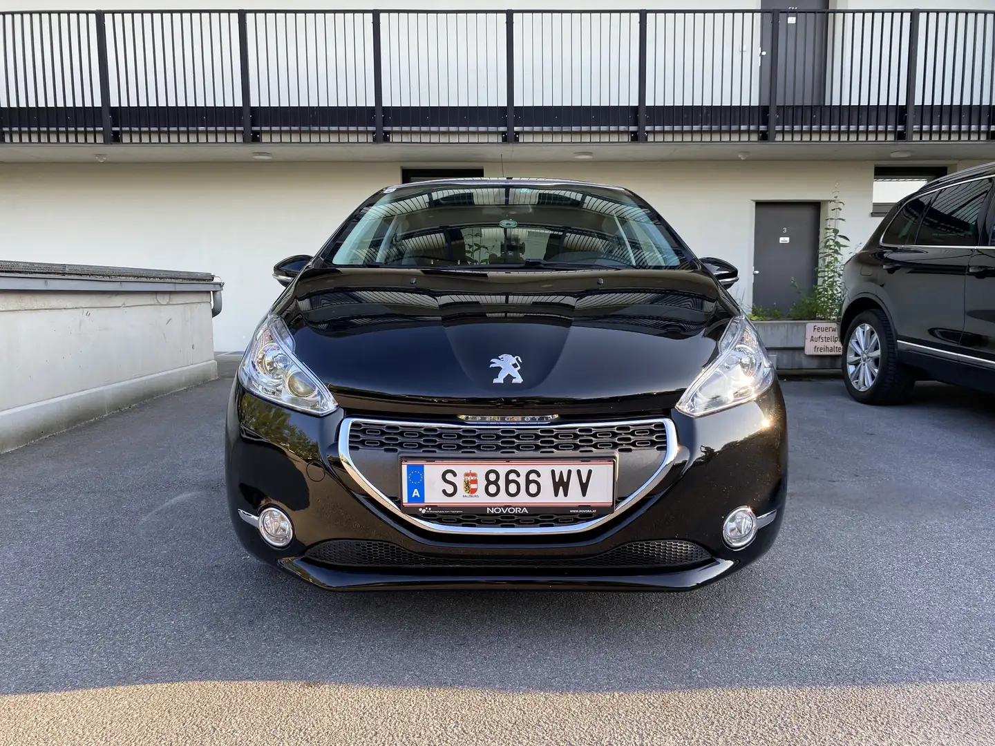 Peugeot 208 208 Allure 1,6 e-HDI 115 FAP Allure Schwarz - 2