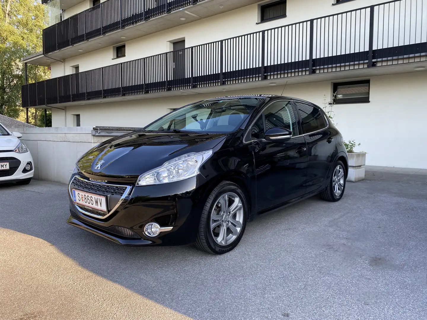 Peugeot 208 208 Allure 1,6 e-HDI 115 FAP Allure Schwarz - 1