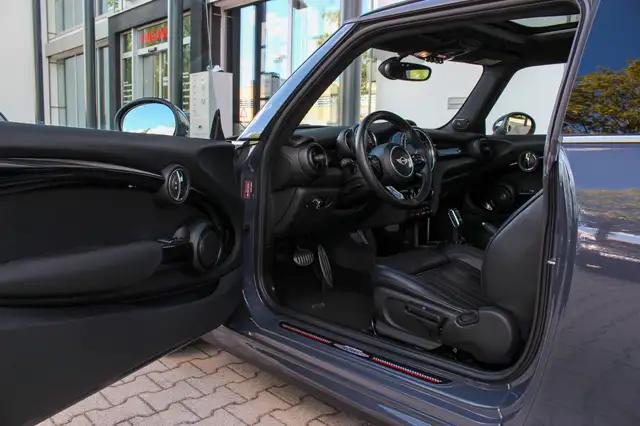 Mini Hatch view 9