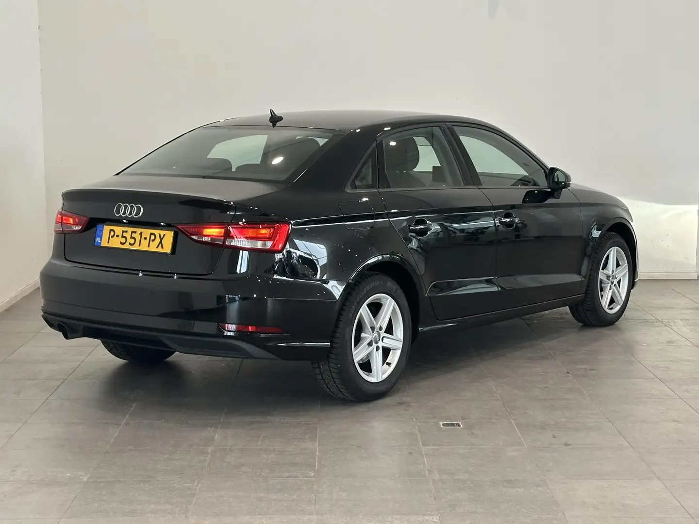 Audi A3 Limousine 30 TFSI Pro Line | Navigatie | Climate C Zwart - 2