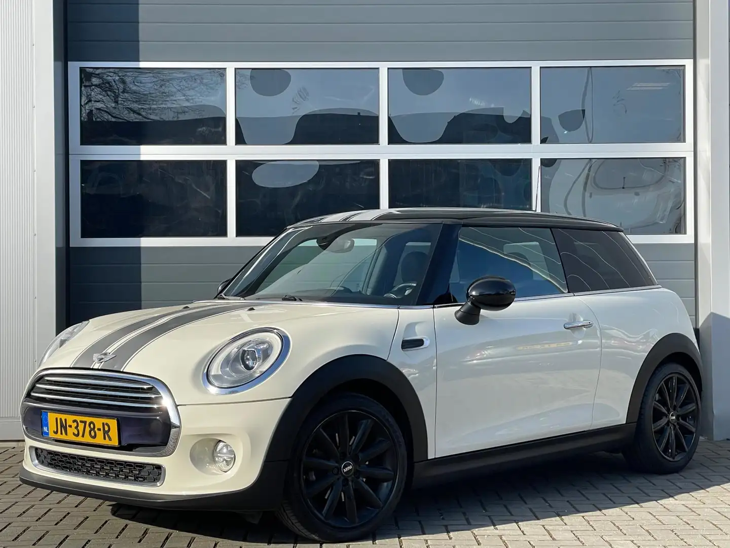 MINI Cooper 1.5 Serious Business | Navi | Xenon | Keyless | Sp Wit - 2