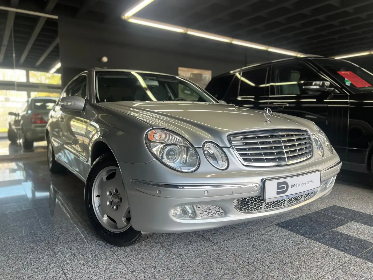 Mercedes-Benz E 240 E-Klasse Elegance (NEUWERTIG) Silber - 2