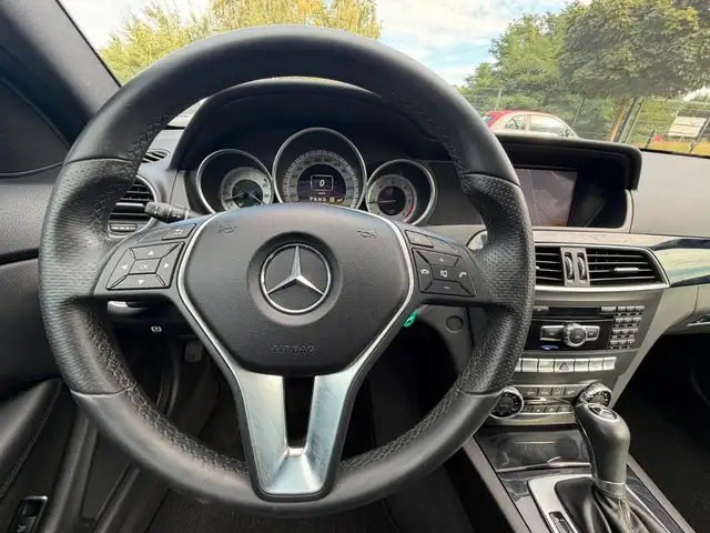 Mercedes-Benz 220 view 11