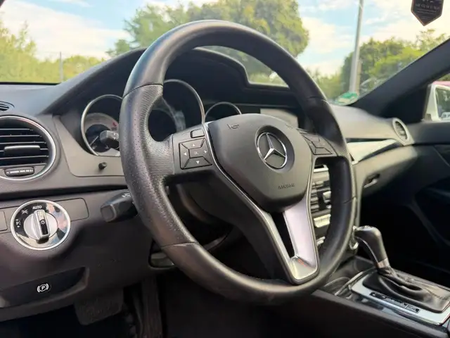 Mercedes-Benz 220 view 8