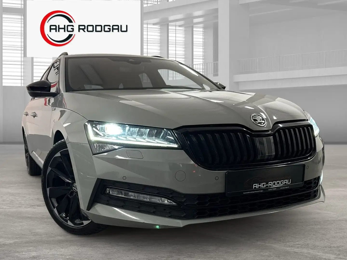 Skoda Superb Combi Sportline 4x4/KAMERA/AHK/MEMO Grau - 1