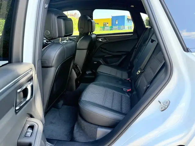 Porsche Macan view 9