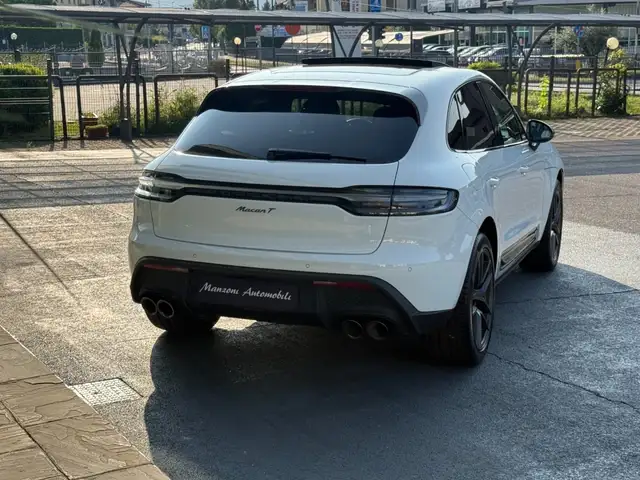 Porsche Macan view 4