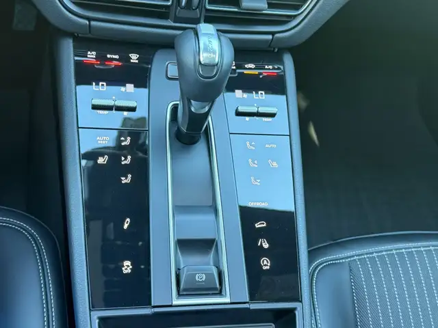 Porsche Macan view 11