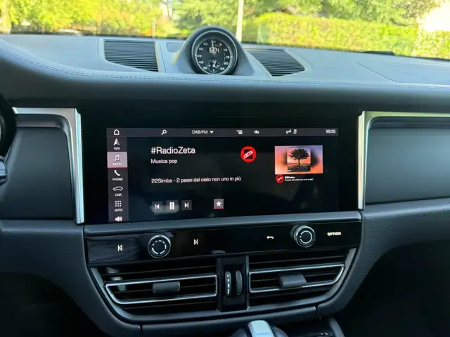 Porsche Macan view 12