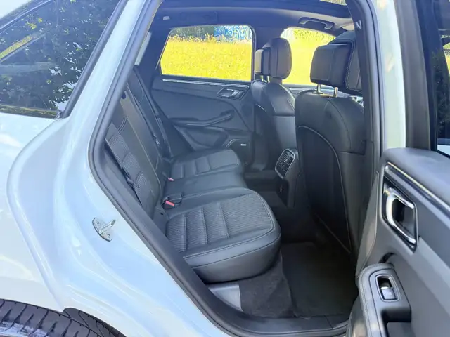 Porsche Macan view 8