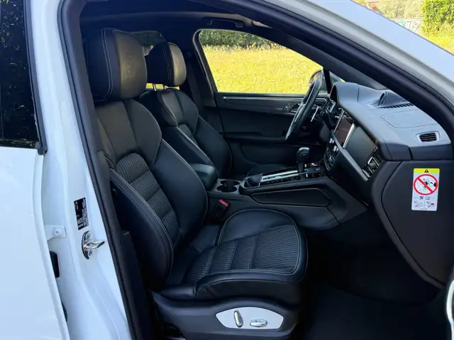 Porsche Macan view 7