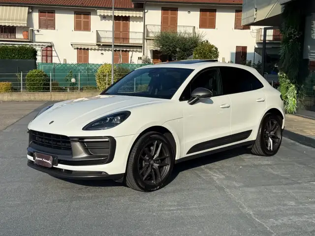 Porsche Macan view 3