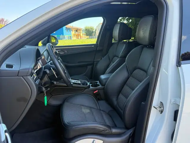 Porsche Macan view 6