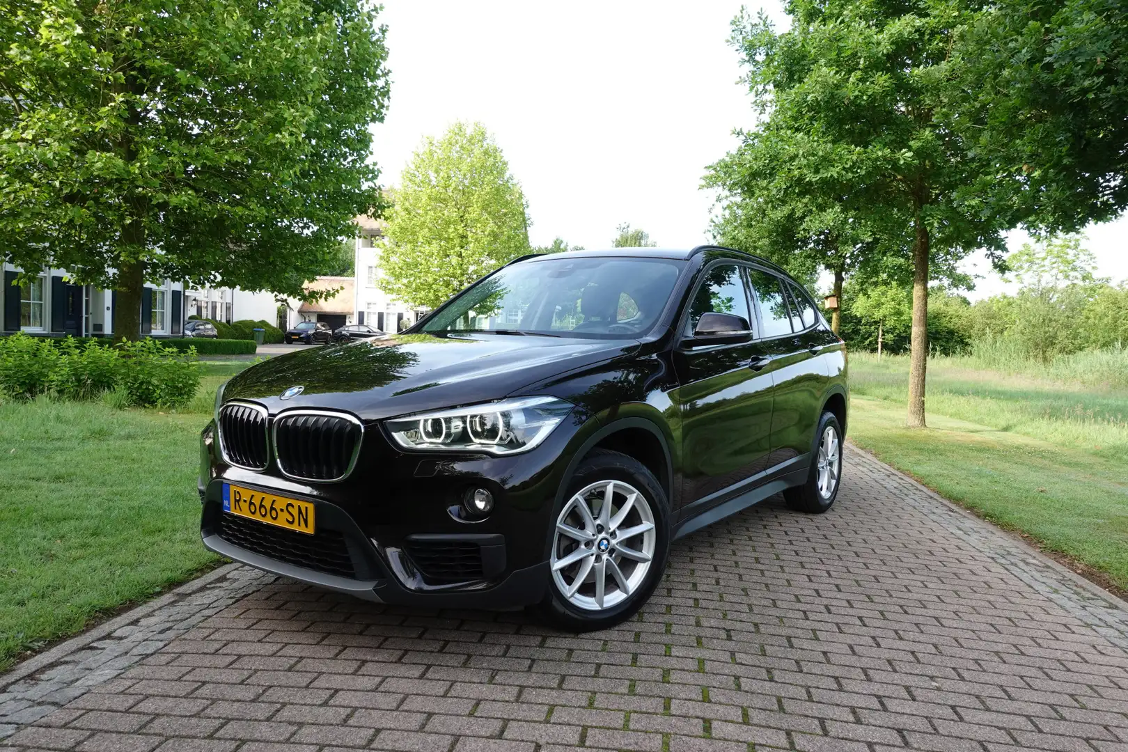 BMW X1 sDrive18i | Lage KM! | CarPlay | Leder | Camera | Marrone - 1