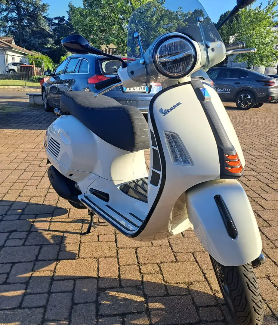 Vespa GTS Super 300 Bianco - 1