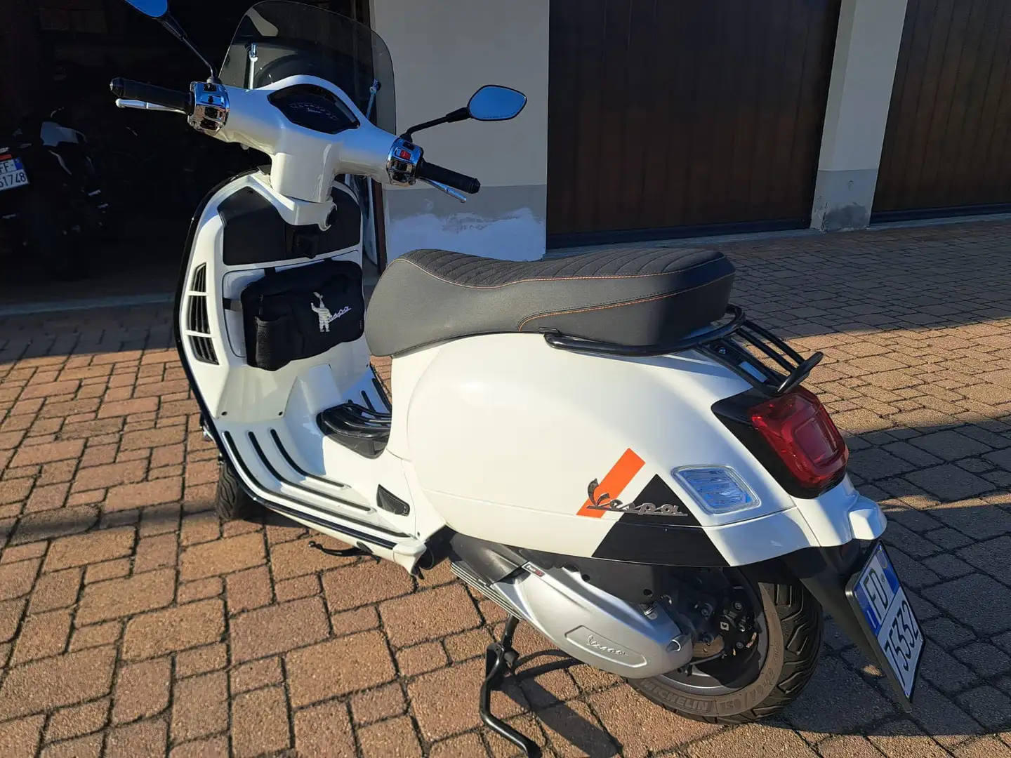 Vespa GTS Super 300 Bianco - 2