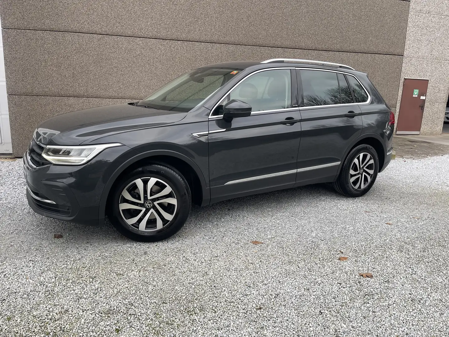 Volkswagen Tiguan Tiguan 2.0 TDI NEW MODEL Active Grijs - 2
