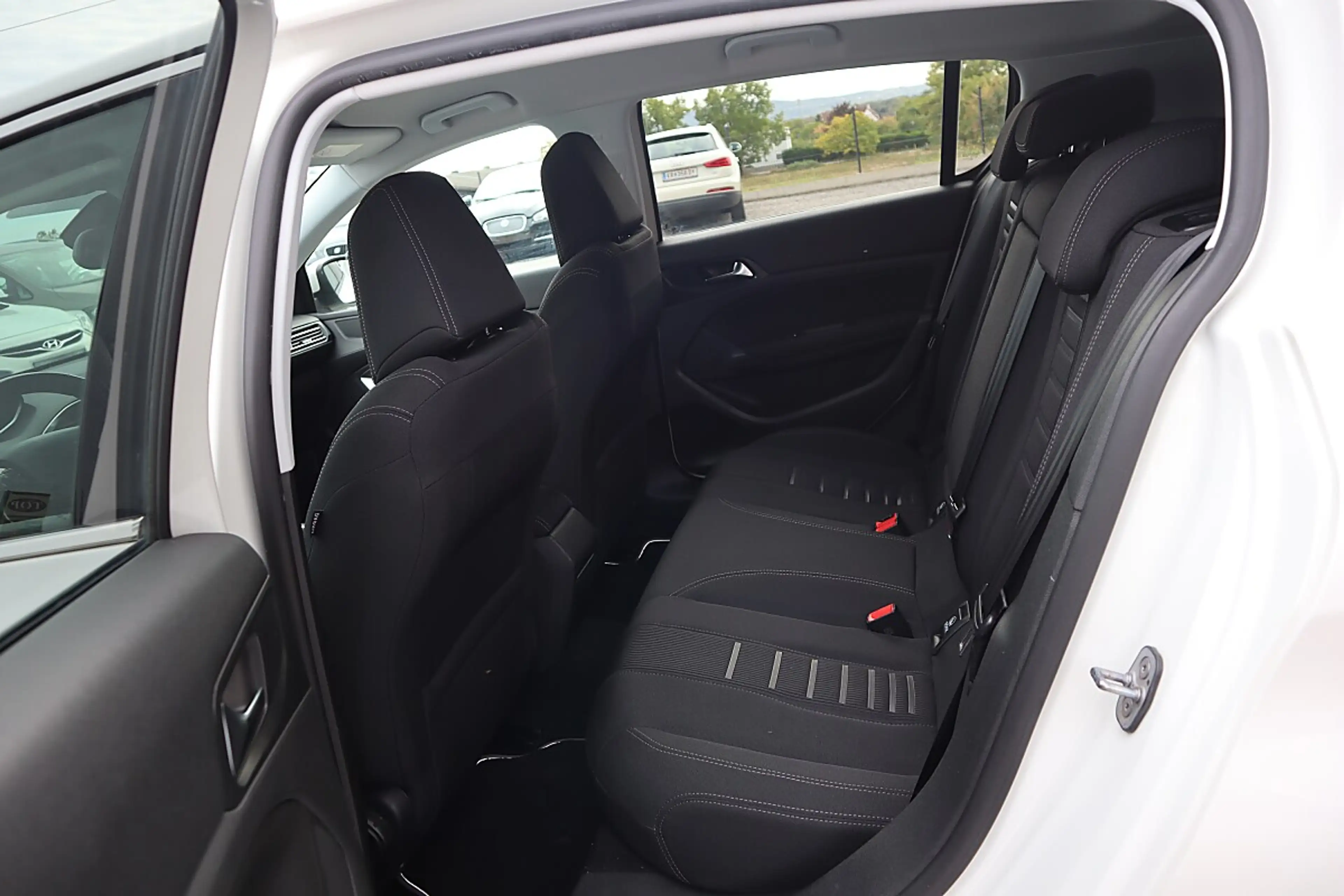 Peugeot 308 1,6 e-HDi 115 FAP Allure Stop&Start System — photo 12