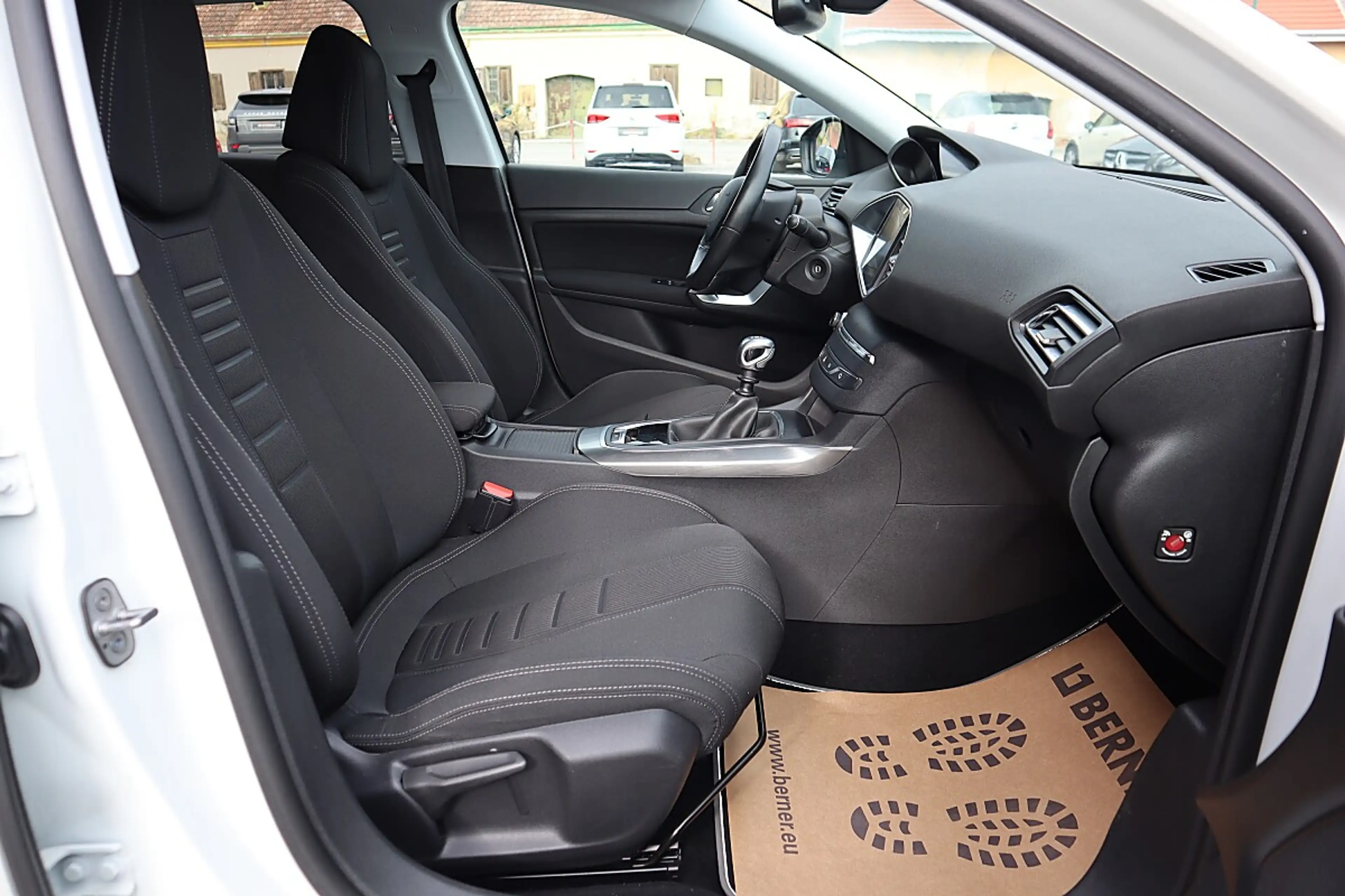 Peugeot 308 1,6 e-HDi 115 FAP Allure Stop&Start System — photo 9