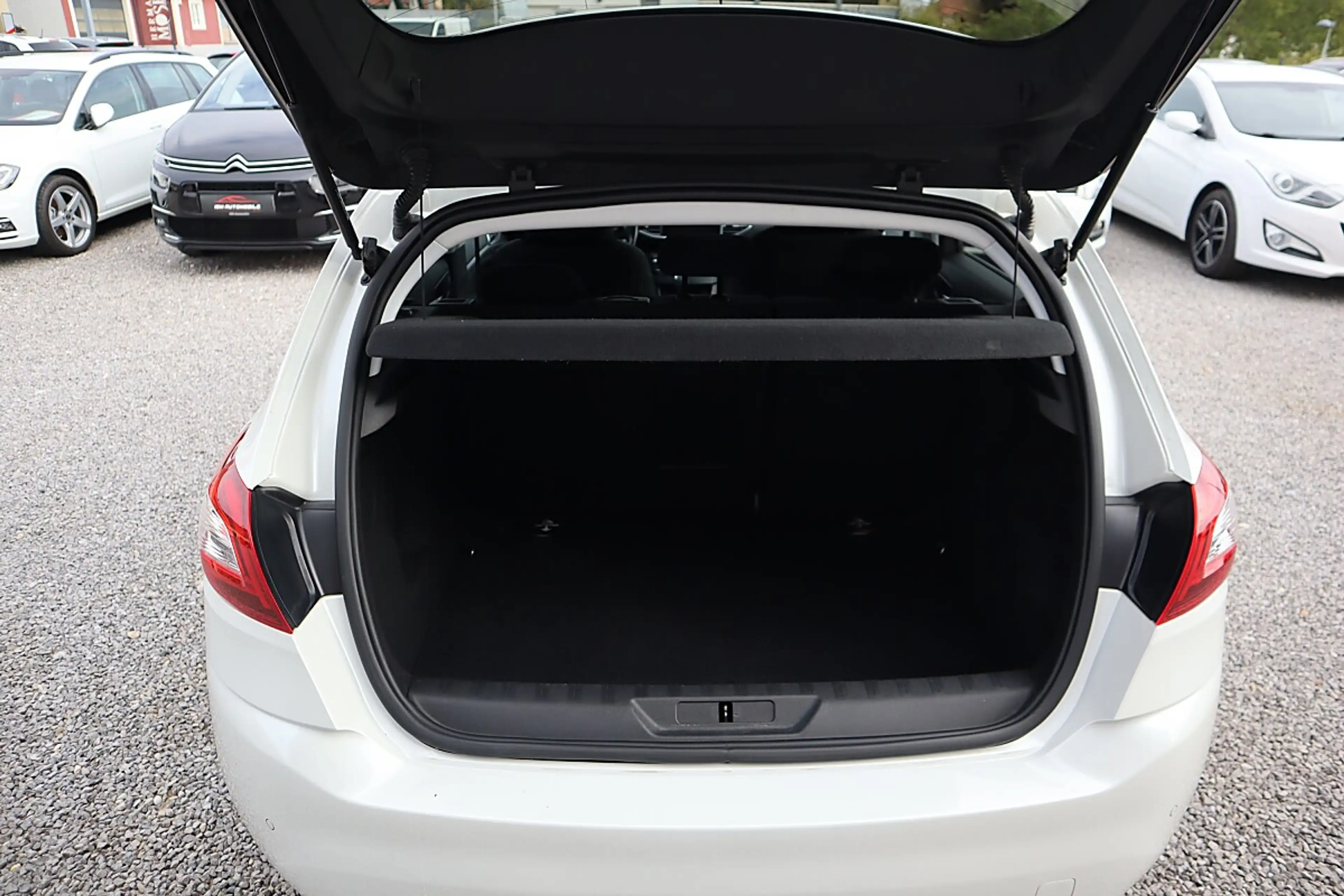 Peugeot 308 1,6 e-HDi 115 FAP Allure Stop&Start System — photo 14