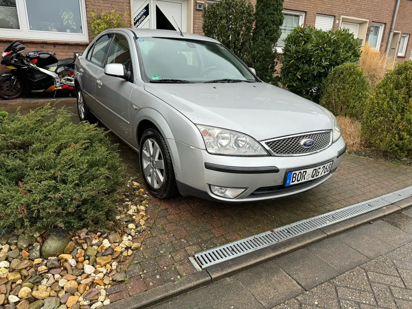 Ford Mondeo 1.8 Sport Limousine Szary - 2