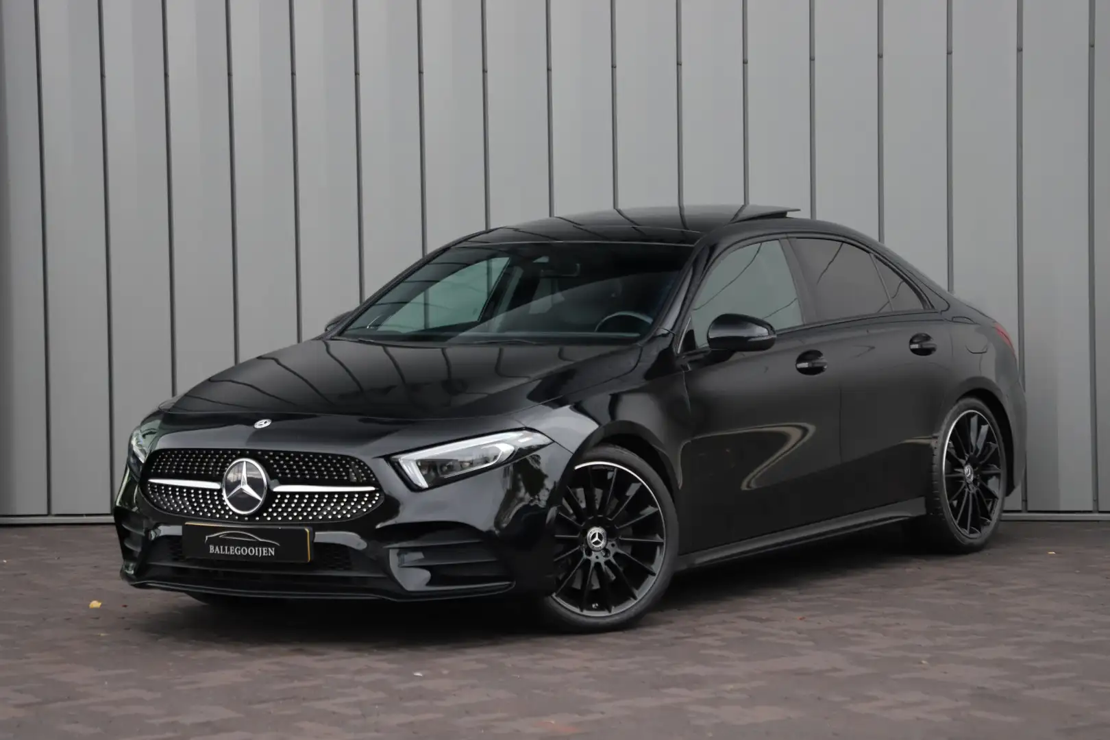 Mercedes-Benz A 250 AMG Sedan | 224PK | Pano | Sfeerverlichting | Burm Noir - 1