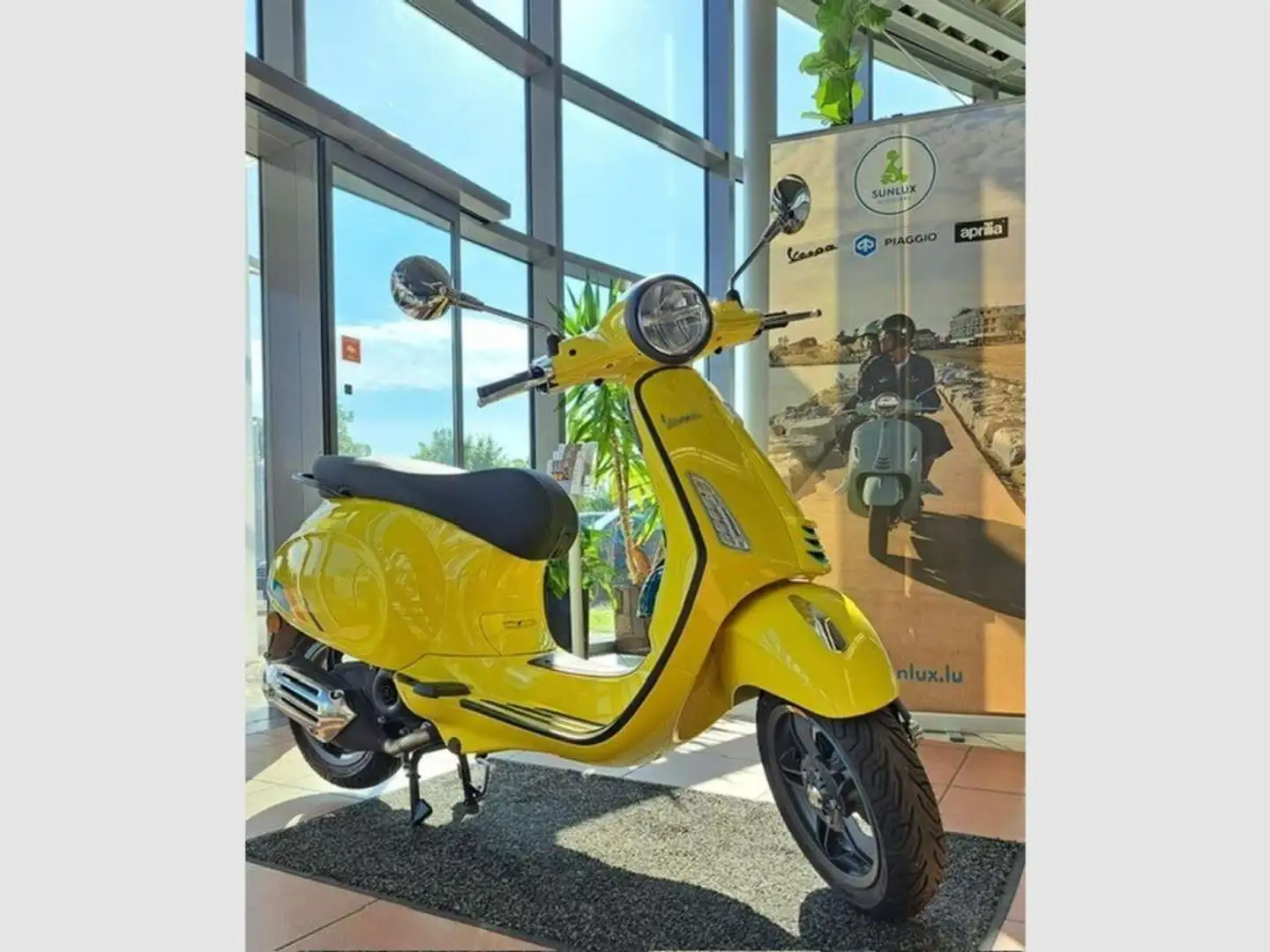 Vespa Primavera 50 S Yellow - 2